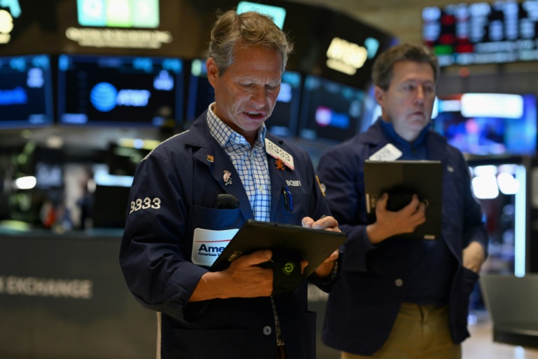 Wall Street ouvre en baisse en attendant des données économiques