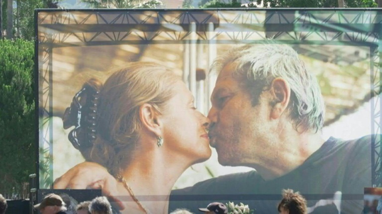 Plus d'un millier de personnes saluent l'artiste Ben et son épouse Annie à Nice