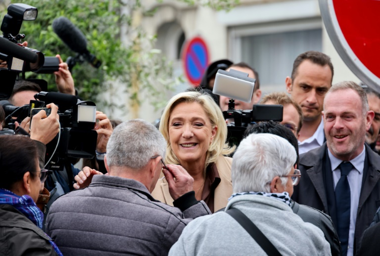 Législatives: Le Pen promet 