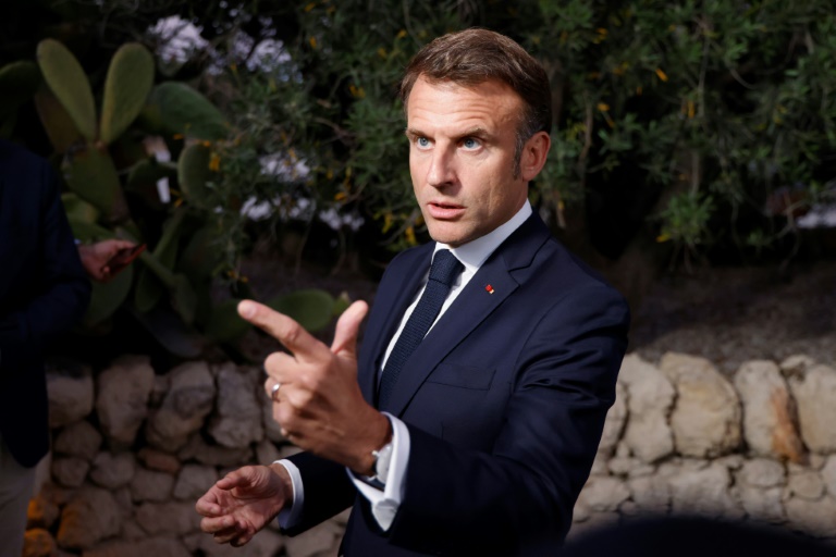Malgré promesse et mises en garde, Macron en campagne permanente