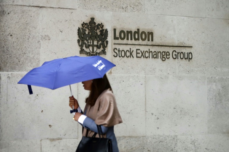 La Bourse de Londres repasse devant celle de Paris, plombée par les turbulences politiques