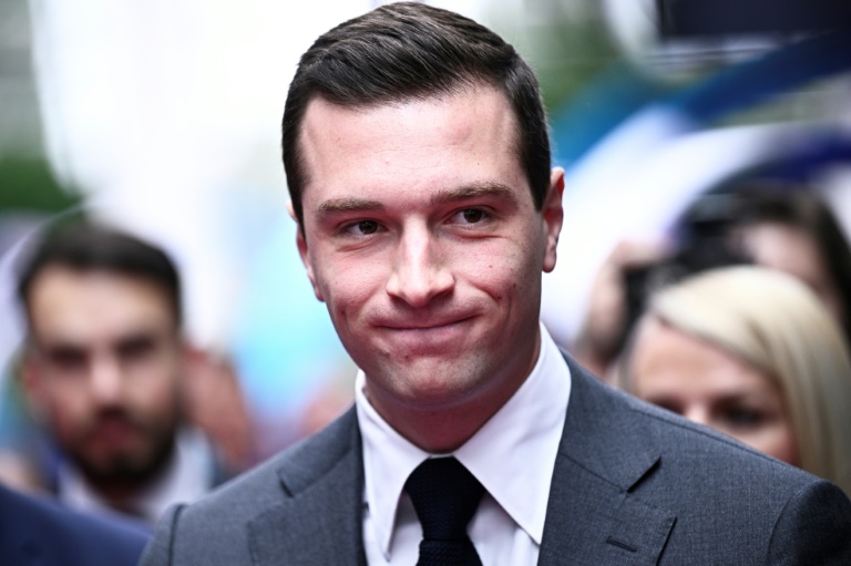 Législatives: Bardella lisse son programme, Macron déclenche une nouvelle polémique