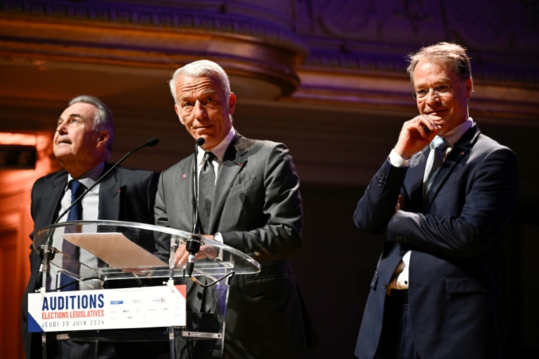 Législatives: les chefs de file devant les patrons, Attal personnalise la course à Matignon