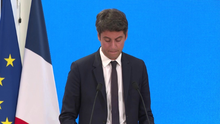 Législatives: Attal s'émancipe de Macron