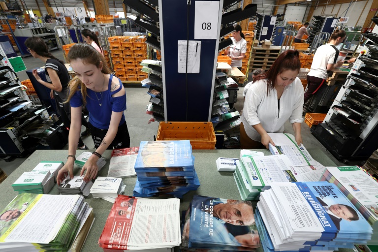 Législatives: branle-bas de combat pour mettre sous pli les documents électoraux