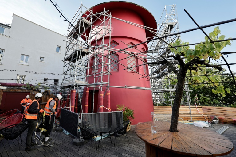 A Paris, le Moulin Rouge accueille de nouvelles ailes provisoires