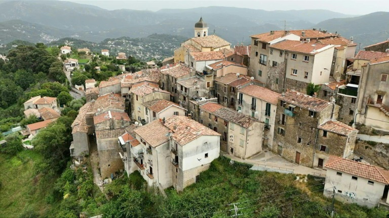 Dans l'arrière-pays niçois, des villages préservés mais farouchement RN par peur