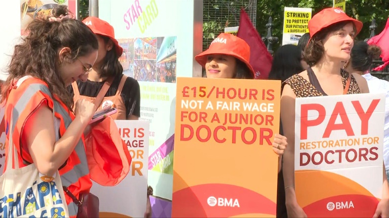 Angleterre: les jeunes médecins à nouveau en grève en pleine campagne des législatives