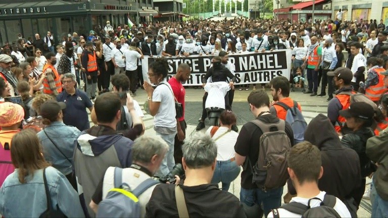 Emotions, recueillement et politique à la marche en hommage à Nahel