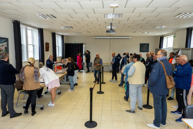 Législatives: les Français ont commencé à voter pour un scrutin historique