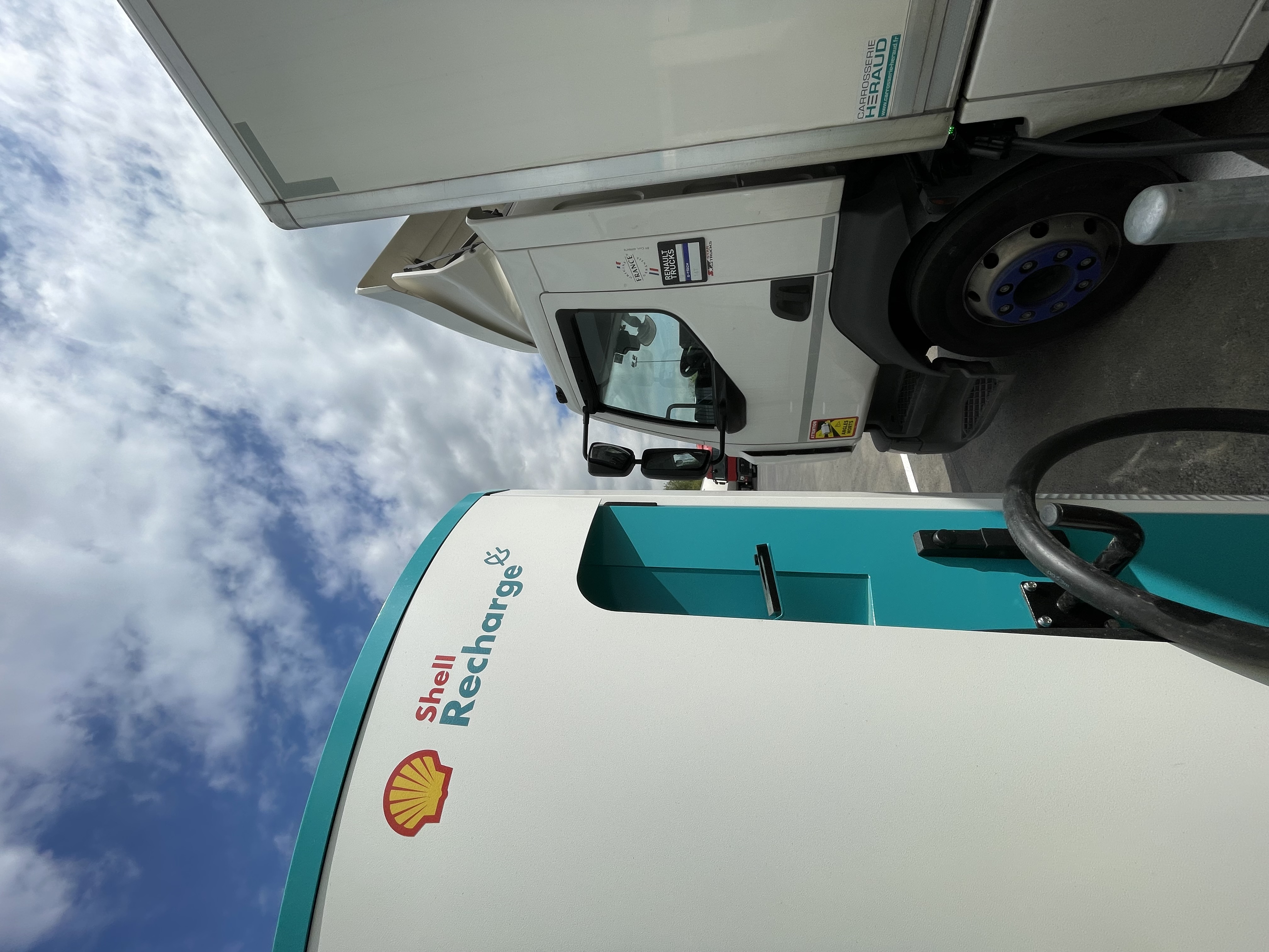 Shell a ouvert sa première station de recharge électrique pour poids lourds