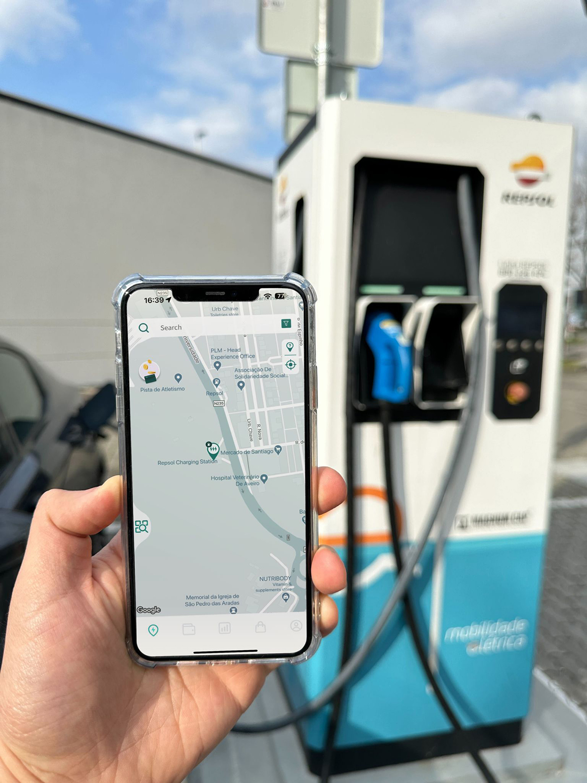 Bornes de charge pour véhicules électriques : que réserve la route des vacances ?