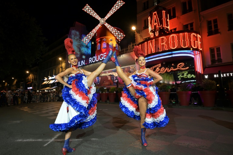 A Paris, le Moulin Rouge retrouve ses ailes