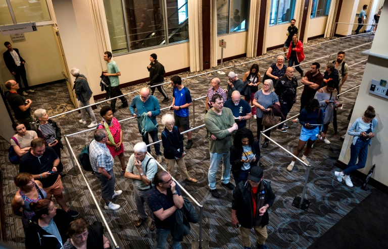 Législatives: la gauche sort en tête, vague RN limitée, la France sans majorité absolue