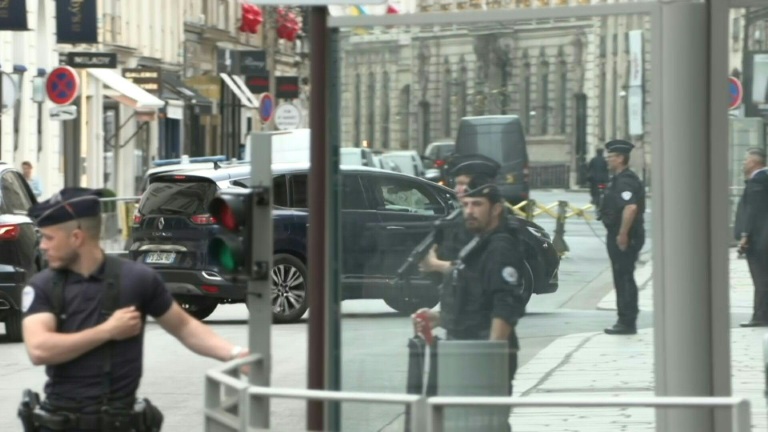 Attal en sursis à Matignon mais pas près de s'effacer