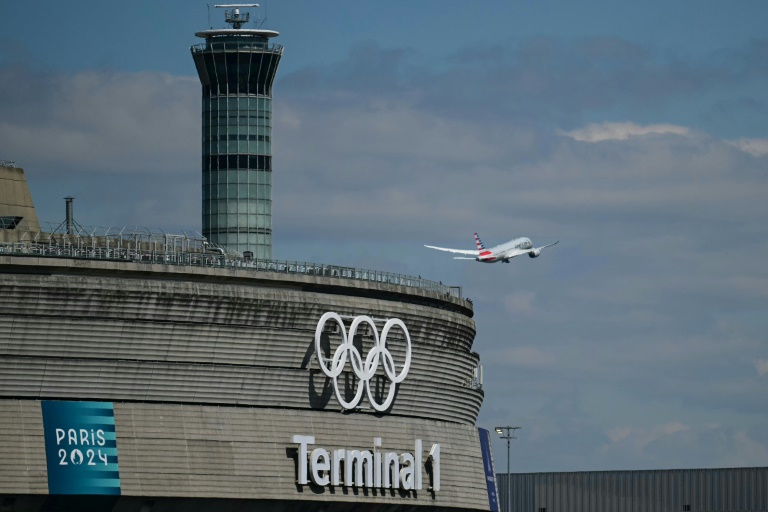 Les salariés des aéroports parisiens obtiennent une prime JO et renoncent à leur grève