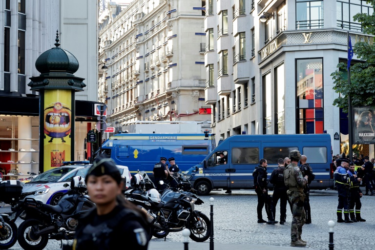 Paris : un policier attaqué au couteau, l'agresseur grièvement blessé par balle 