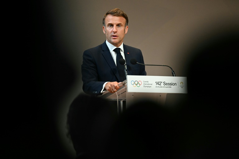 Macron temporise sur le gouvernement le temps des JO et balaie la candidature surprise de la gauche
