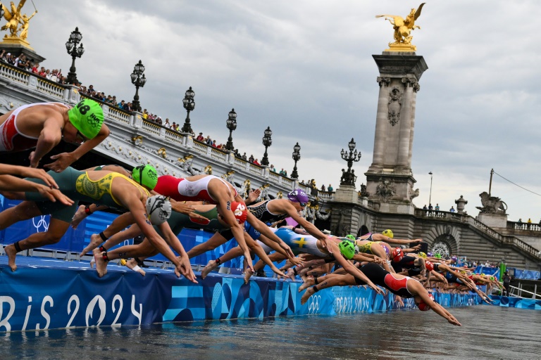 Triathlon féminin: les athlètes ont plongé dans la Seine pour la première épreuve des JO
