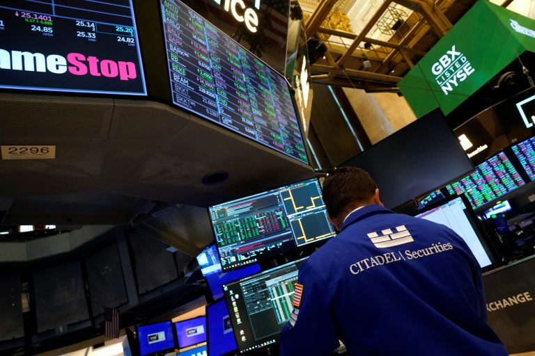 Wall Street clôt en hausse, encouragée par la Fed