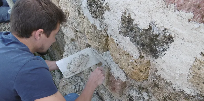 Dun-sur-Meuse : des bénévoles se mobilisent pour la restauration de vestiges de murs de la ville haute