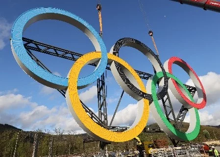 ArcelorMittal test avec succès les anneaux spectaculaires sur la Tour Eiffel