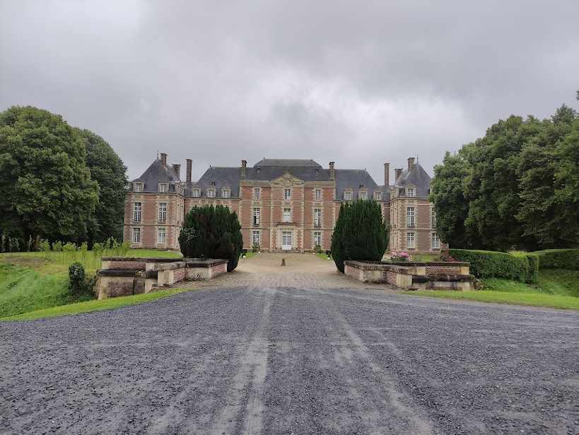 Le château de Tilloloy et la maison d’hôtes à Roye, deux lieux d’exception