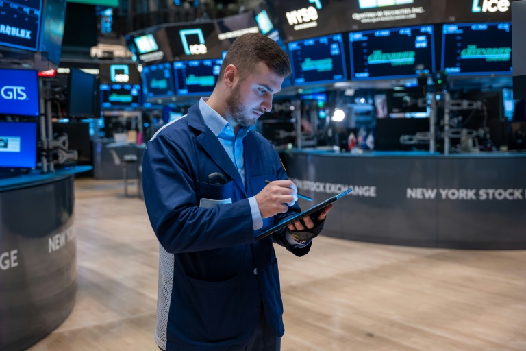Wall Street termine en petite hausse une semaine agitée