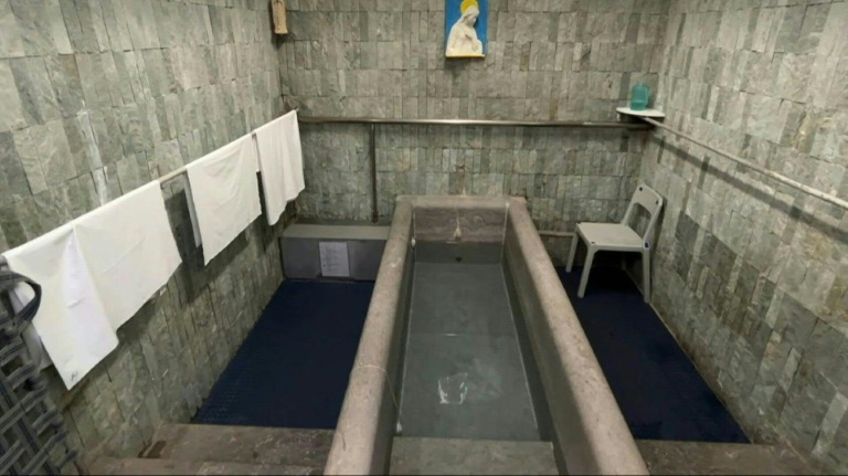 Au pélerinage de l'Assomption, les croyants de Lourdes renouent avec le rituel du bain