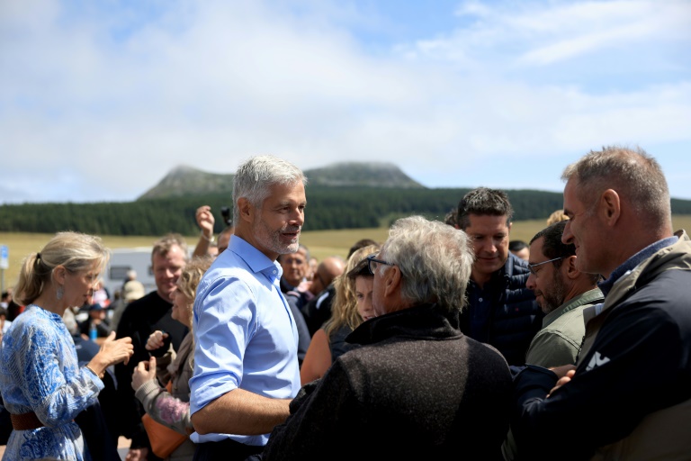 Au Mont Mézenc, Wauquiez suit sa ligne de crête, ni avec ni contre la macronie