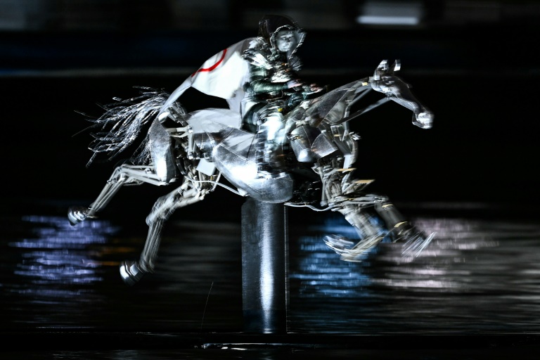 Paris: le cheval métallique de la cérémonie d'ouverture des JO exposé à l'hôtel de ville