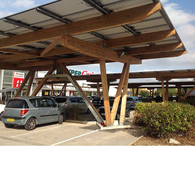 Mâcon : le centre commercial Auchan installe une centrale d’ombrières photovoltaïques sur son parking