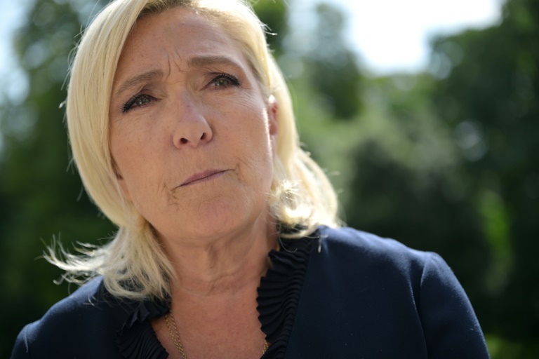 Le Pen et les Ecologistes réclament une session extraordinaire au Parlement
