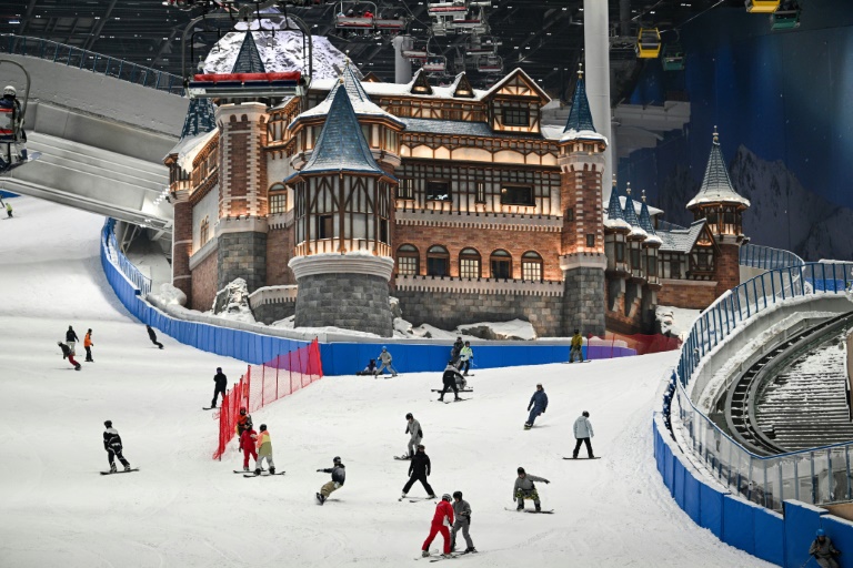 La Chine écrasée par la chaleur ouvre la plus grande piste de ski intérieure au monde