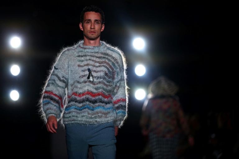 La Fashion week de Londres s'ouvre avec une performance survoltée de la star Charli XCX