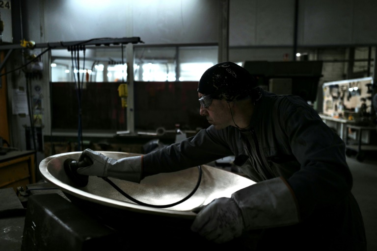 Dans une fonderie de la Drôme, le mobilier de Notre-Dame jaillit du feu