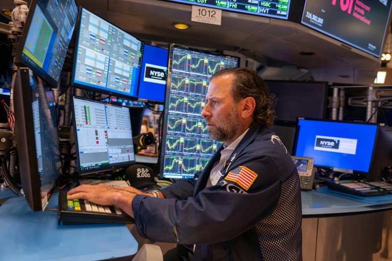 Wall Street autour de l'équilibre, manque de conviction