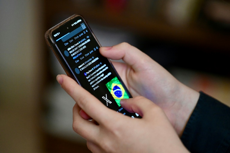 Brésil: le réseau X dit être en règle avec la justice et réclame son retour