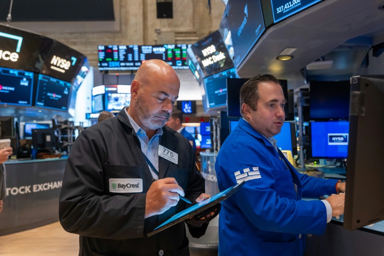 Wall Street finit en ordre dispersé, record pour le Dow Jones