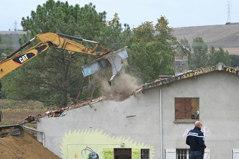 A69: démolition en cours de la dernière maison sur le chantier, intervention dans les arbres