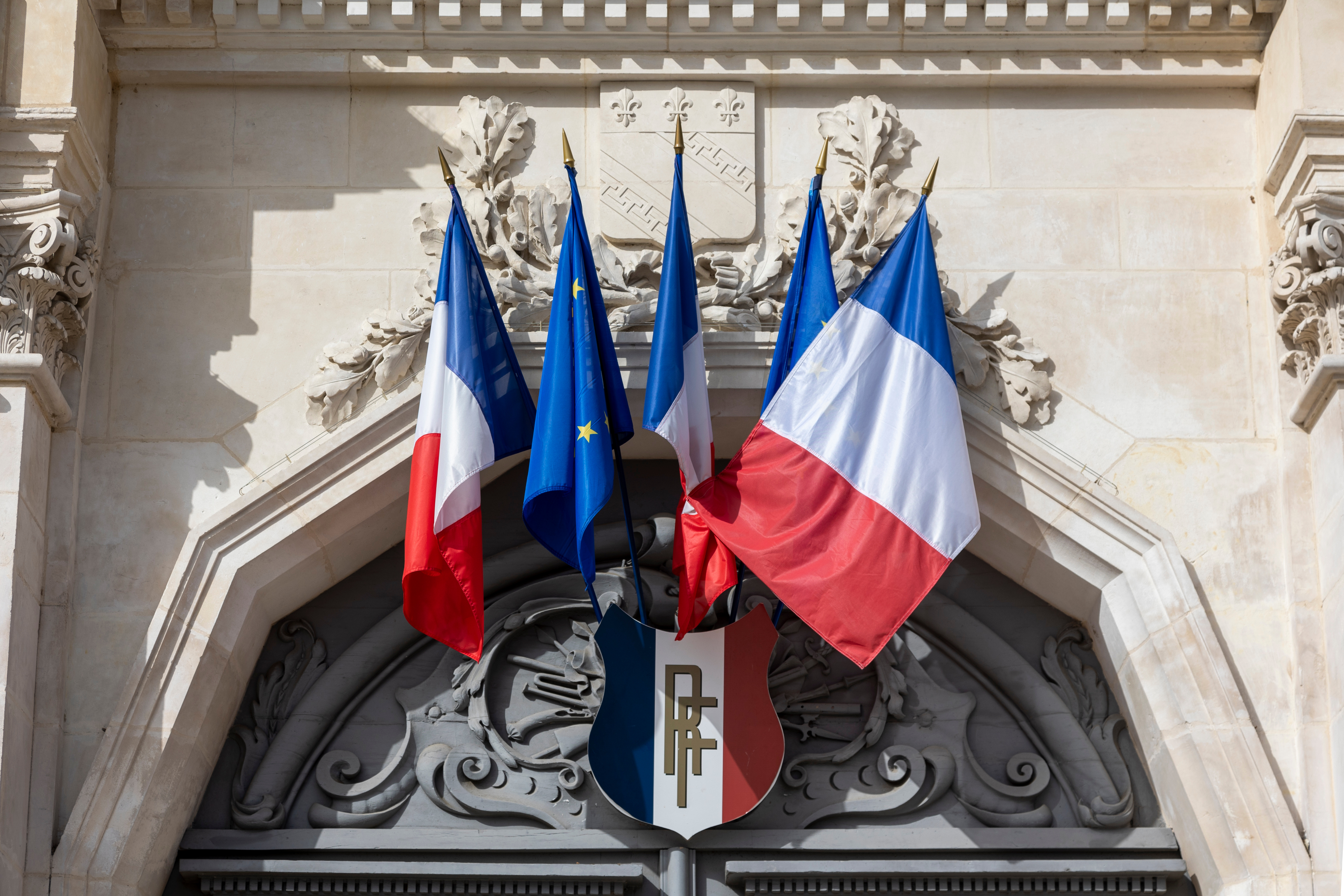 Le gouvernement Michel Barnier, sous la surveillance de la dette publique