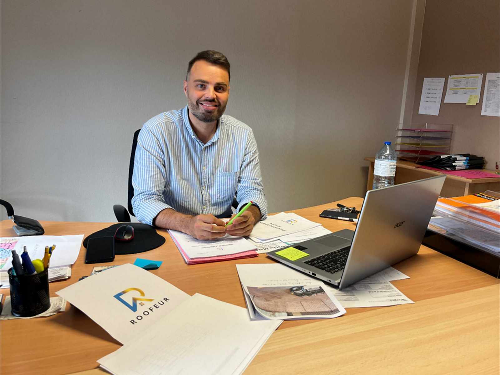 Roofeur veille sur les toitures des professionnels 