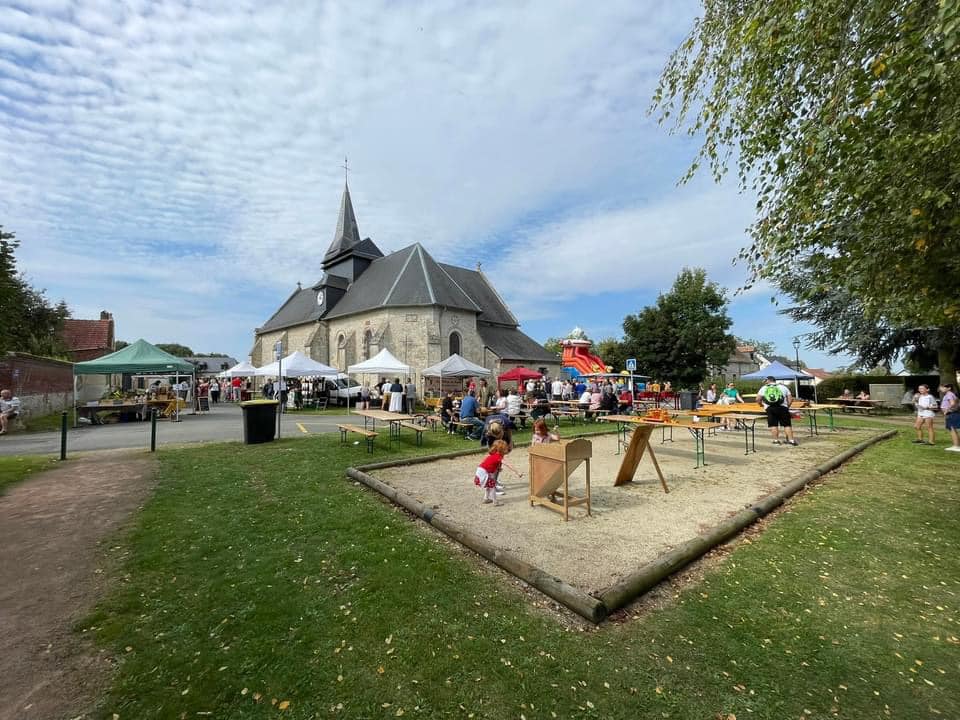 Premier marché d'artisans au village du Quesnel-Aubry
