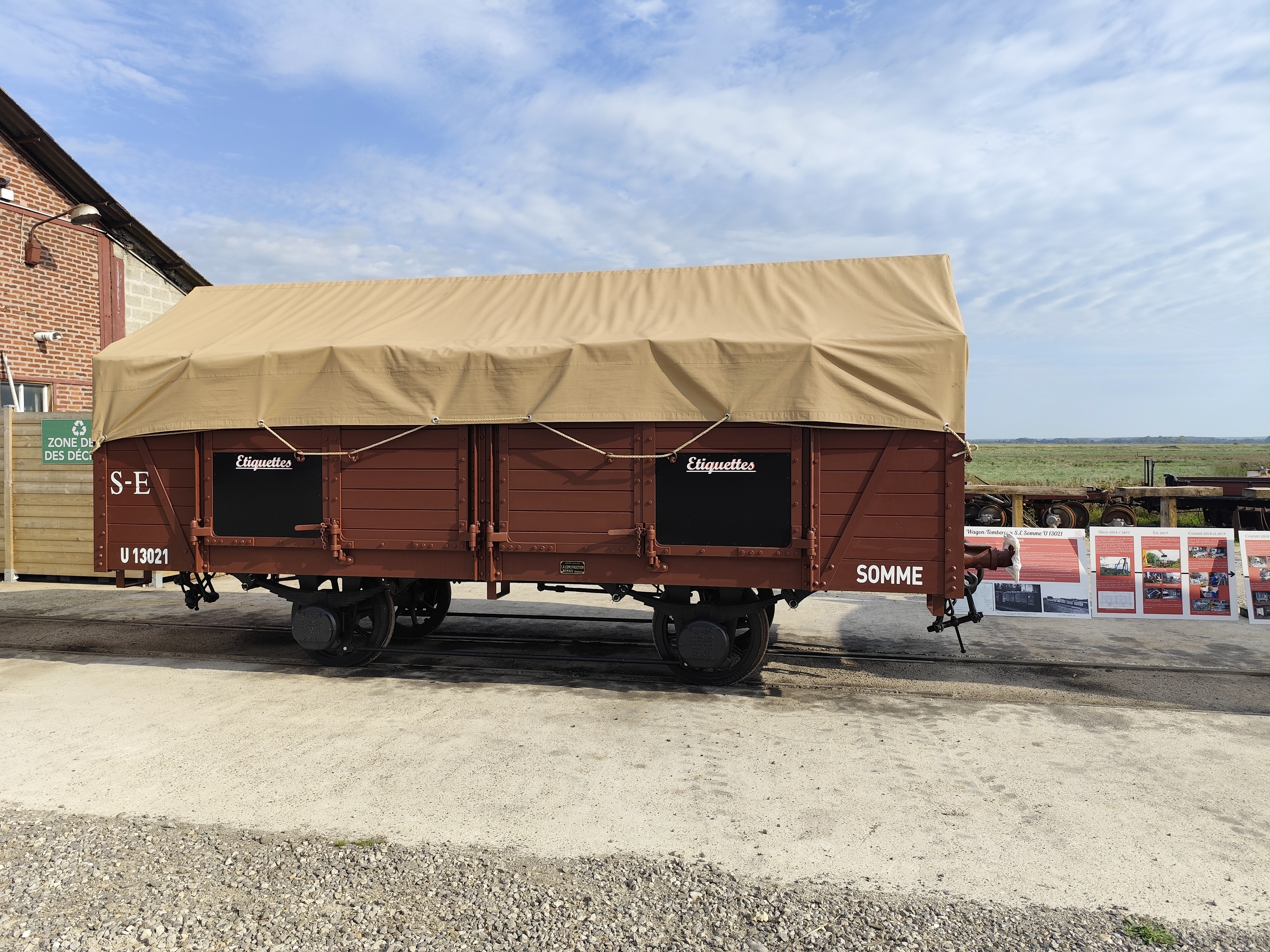 Le Chemin de Fer inaugure un abri de quai et un wagon historique