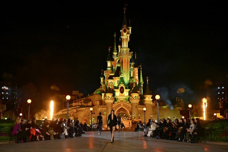 Coperni s'offre un défilé historique à Disneyland Paris