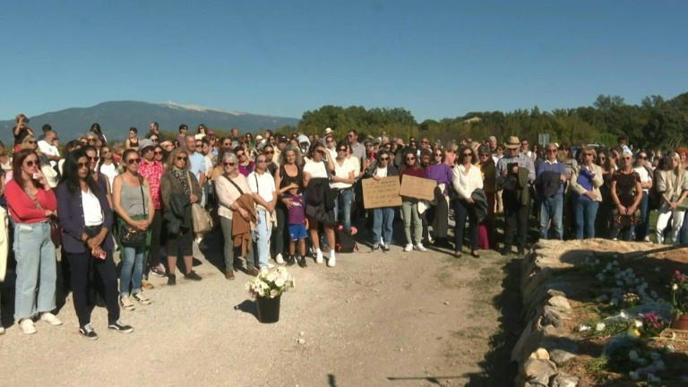 A Mazan, des roses et beaucoup d'émotion en soutien à Gisèle Pelicot