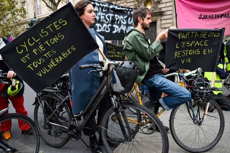 Sécurité à vélo: des centaines de personnes rassemblées à Paris contre la 