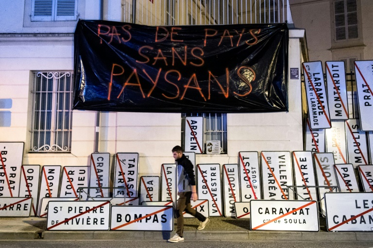 Ariège: des agriculteurs mécontents rendent 200 panneaux retirés