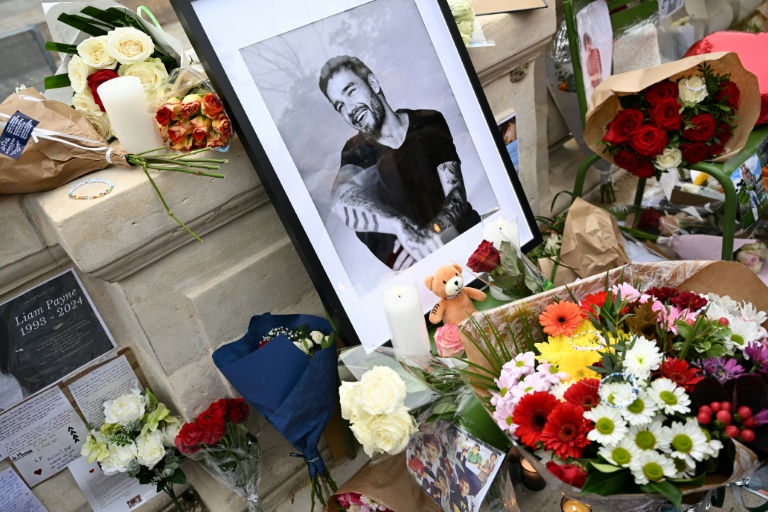 A Paris, l'hommage de fans au chanteur Liam Payne qui a marqué leur enfance