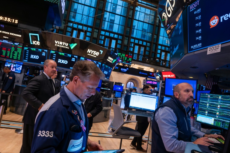 Wall Street en ordre dispersé, consolide après des records
